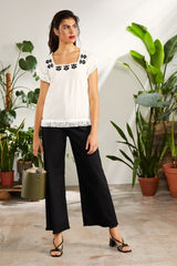Pantalón negro ancho con flecos