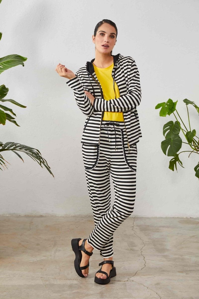 Pantalón rayas con bordado en bolsillos