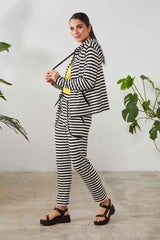 Pantalón rayas con bordado en bolsillos