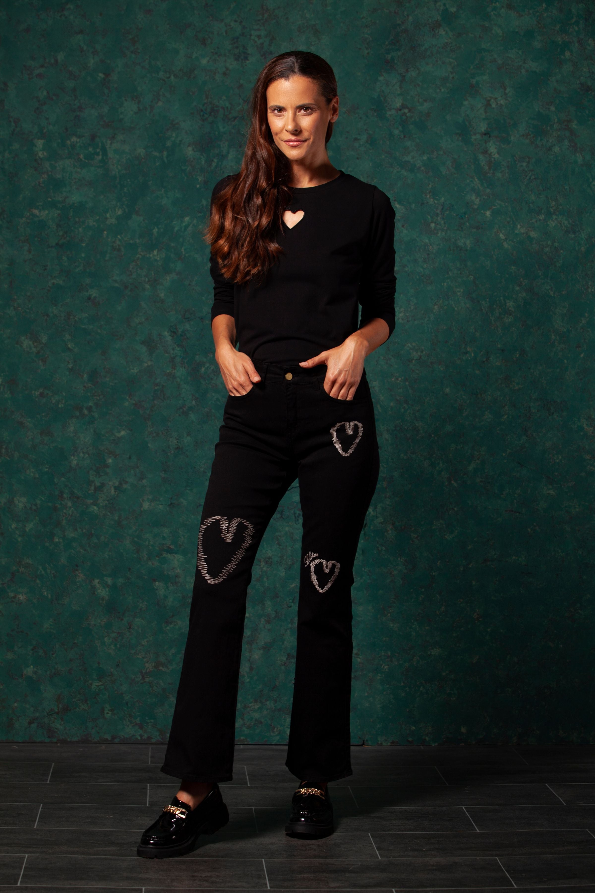 Pantalon vaquero negro con bordado corazones cinco bolsillos LolitasyL - lolitasyl.com