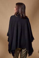 Poncho de punto negro cuello alto acabado con flecos Lolitas - lolitasyl.com