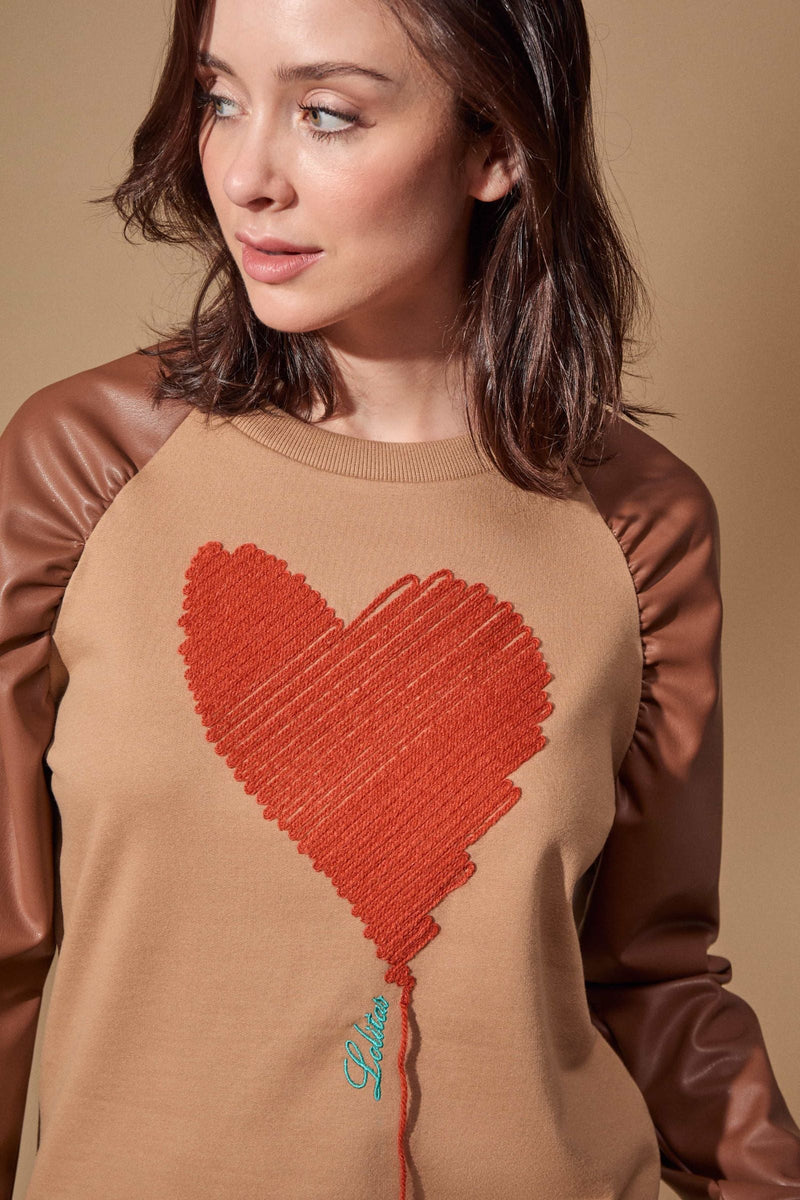 Sudadera beige biscotto bordado cuore con mangas efecto piel Lolitas - lolitasyl.com