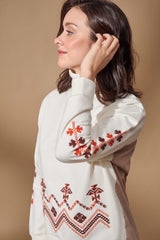 Sudadera crema con bordado etnico y espalda combinada de rayas Lolitas - lolitasyl.com