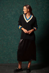 Suéter negro bicolor con escote pico amplio LolitasyL - lolitasyl.com
