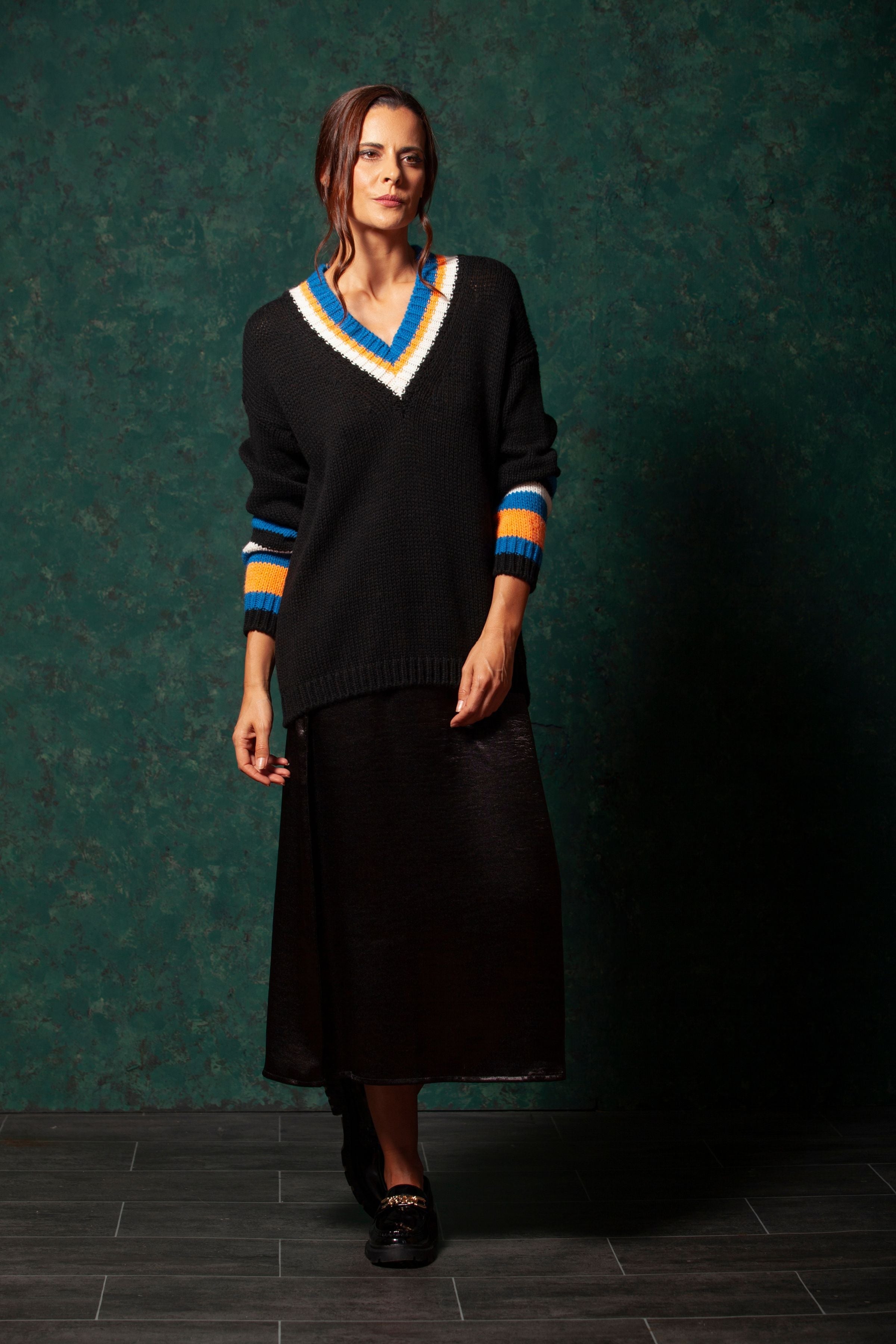 Suéter negro bicolor con escote pico amplio LolitasyL - lolitasyl.com