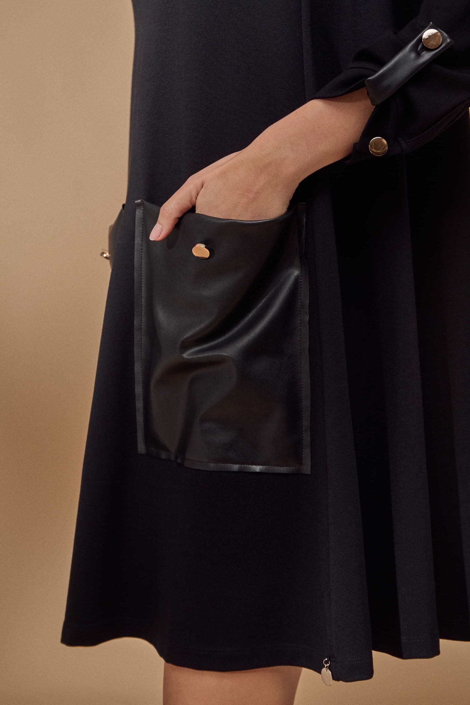 Vestido negro con bolsillos grandes de polipiel Lolitas - lolitasyl.com