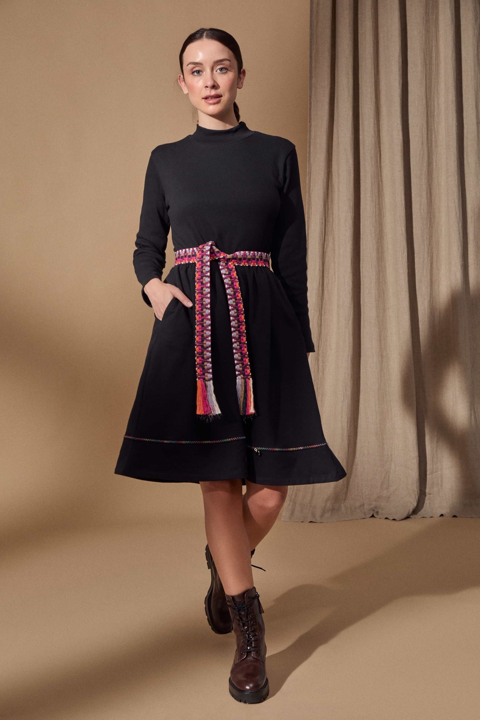Vestido negro evase cuello chimenea con cinturon Lolitas - lolitasyl.com