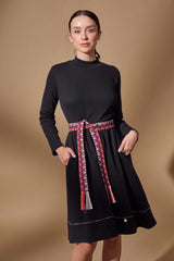 Vestido negro evase cuello chimenea con cinturon Lolitas - lolitasyl.com