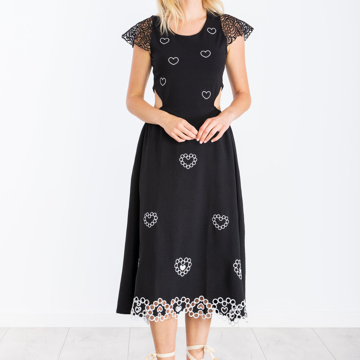 Vestido negro largo bordado corazones con mangas de grogre