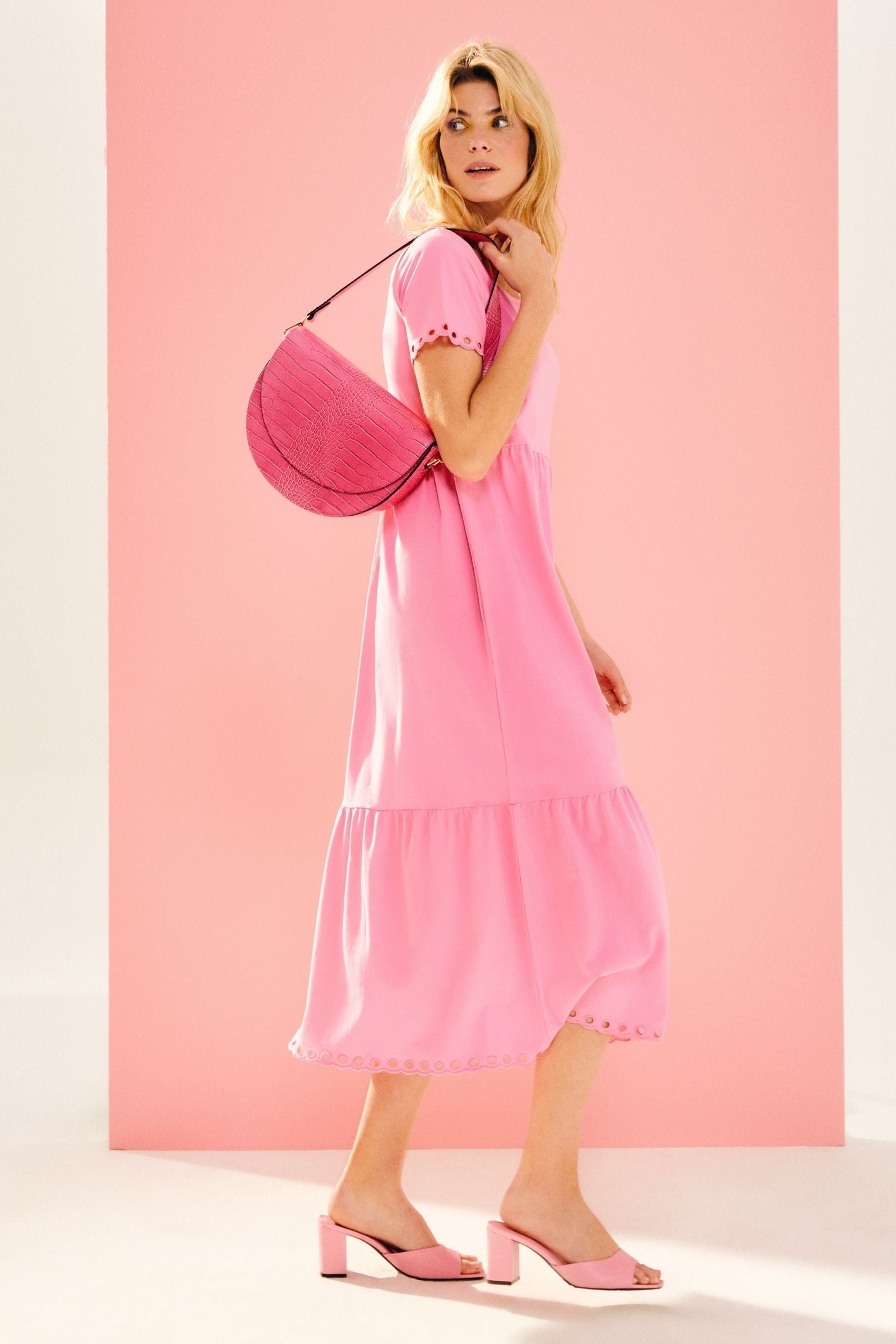 Vestido rosa bubblegum largo de algodón contorno bordado - lolitasyl.com